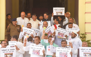 Left parties protest in Bihar Assembly premises over unpaid dues for Panchayat representatives