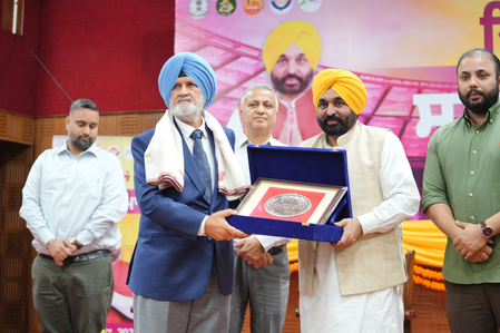Punjab CM felicitates 1975 World Cup winning hockey squad