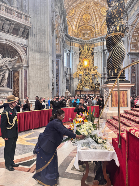 President Droupadi Murmu pays homage to Pope Francis