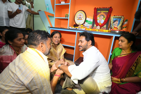 Jagan consoles martyred jawan Murali Naik's family