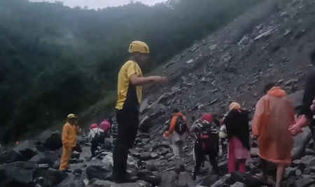 SDRF rescues 40 devotees stranded after landslide in Uttarakhand's Sonprayag