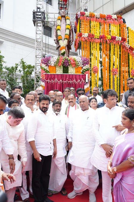 Mallikarjun kharge unveils statue of former andhra pradesh cm rosaiah