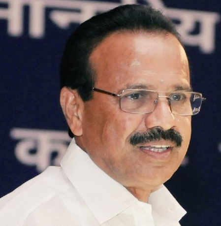 Siddaramaiah ran to centre for Covid jab but now questions vaccine, taunts Sadananda Gowda