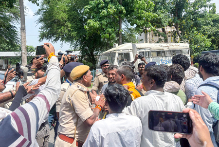 Vidhan Sabha March: Patna Police Resort to Lathi-Charge to Disperse Jan Suraaj Workers