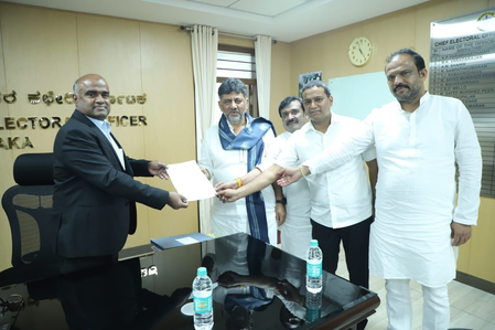 B'luru: Cong delegation submits complaint on 'election fraud'; EC asks for Rahul's declaration